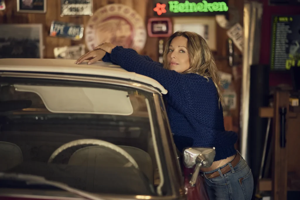 Sesja modowa AW 2025, modelka w stylizacji jesiennej, fotografia modowa Warszawa, ford mustang czerwony